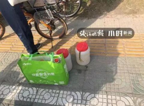  围墙@2米高啊！杭州这群人天天在这翻围墙！往里一望目瞪口呆