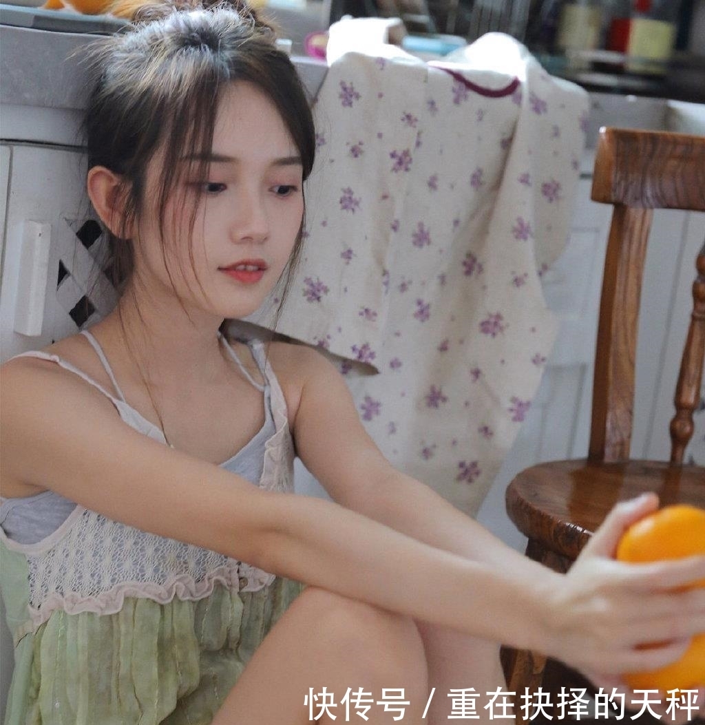  『写真』吊带裙性感美女居家私房写真