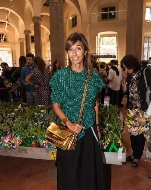  撞色拼接@作为一枚精致的女生,衣橱里需要哪些基础款的时尚单品?