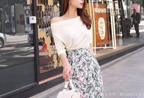 斜肩搭配包臀裙，不仅秀出了一双迷人的大长腿，还能修饰臀部线条
