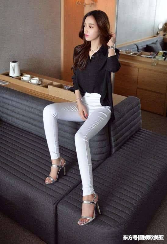 白色修身裤穿在身上，是那么令人意乱神迷