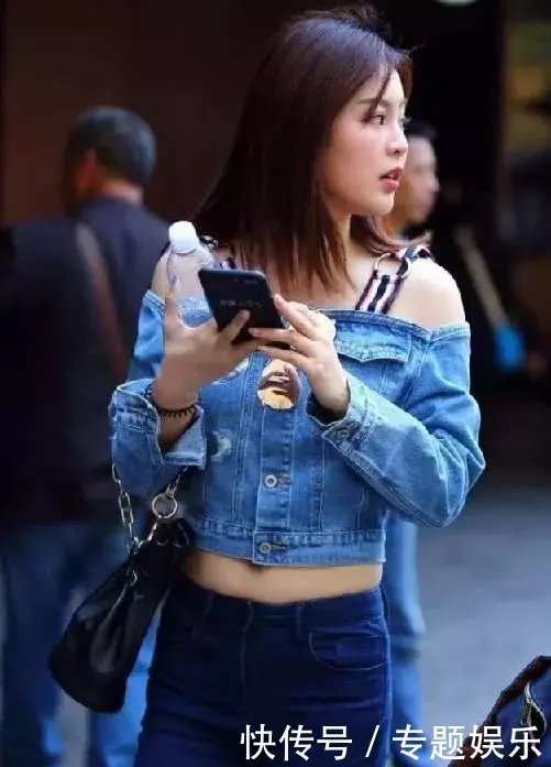 靓丽气质小姐姐，个性牛仔吊带装美搭蓝色弹力紧身牛仔裤，清凉一