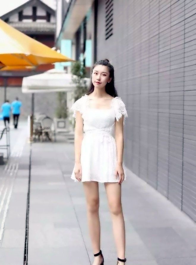 小姐姐@街拍:小姐姐灰色吊带裙,走在路上散发着那优雅的女人味