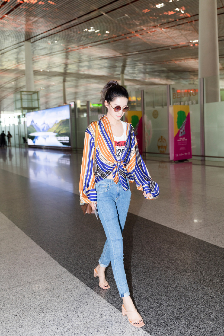 28岁李沁放大招了！身着波点裙性感迷人，网友：这双美腿太抢镜了