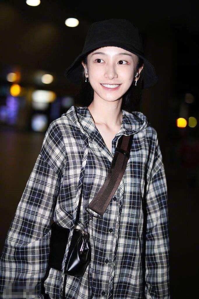 “明玉”姜梓新双腿“细如牙签”，网友:像孩子腿，还没我胳膊粗