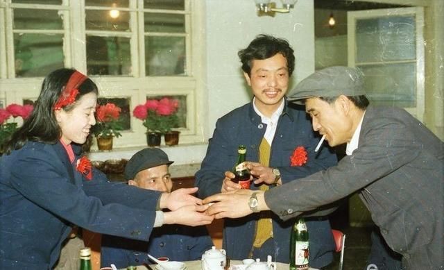  [婚礼]40年前的结婚仪式原来是这样的，摄影师王心钢收藏了这些宝贝