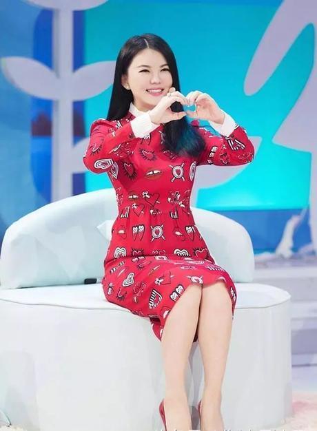 李湘与张柏芝，同穿红色印花连衣裙，差别有点大？