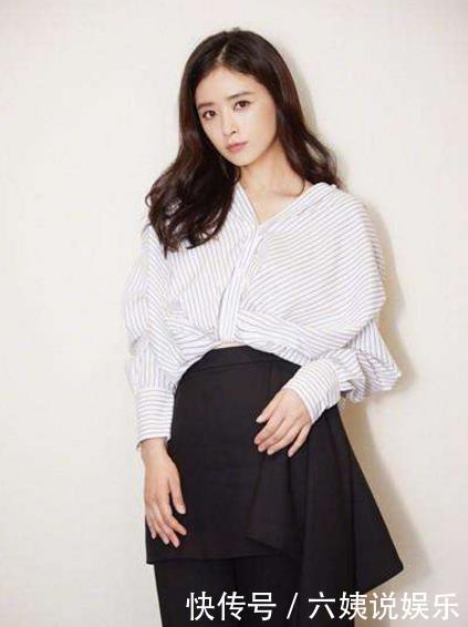 蒋欣好尴尬啊! 牛仔短裤穿成了紧身裤, 网友: 减减腿上的肉吧!