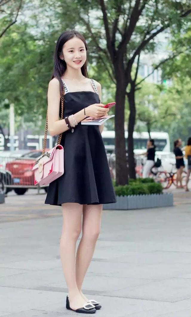 街拍：美女纯洁秀丽袅袅娜娜，身材均匀有致！