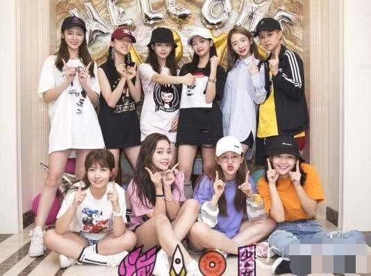 火箭少女101素颜照曝光，孟美岐的眼睛都没了，最好看的是她