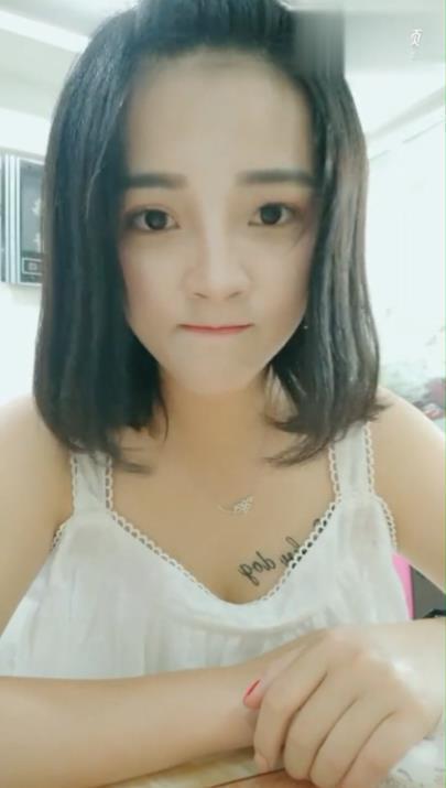 90后女生纹身太性感，引起网友热议，网友：好想看清楚