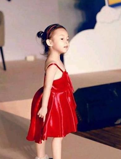 甜馨长大就成了李小璐，穿着吊带长发垂肩，网友：“小妖精”