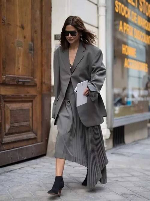 #气质#50岁女人穿衣不显老!记住这4条“穿衣法则”,时髦气质更显年轻!