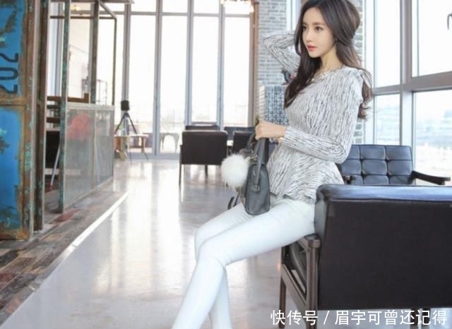 展现:牛仔裤美女的穿搭展现视觉上的美感,靓丽而优雅!