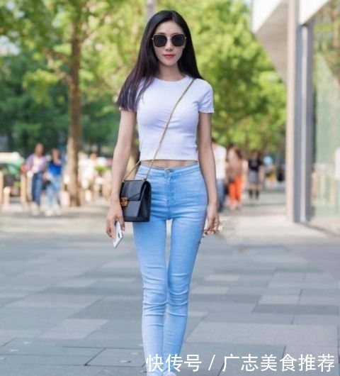 『短袖』街拍:身材苗条的美女,一件白色短袖配牛仔裤,高挑靓丽好身材