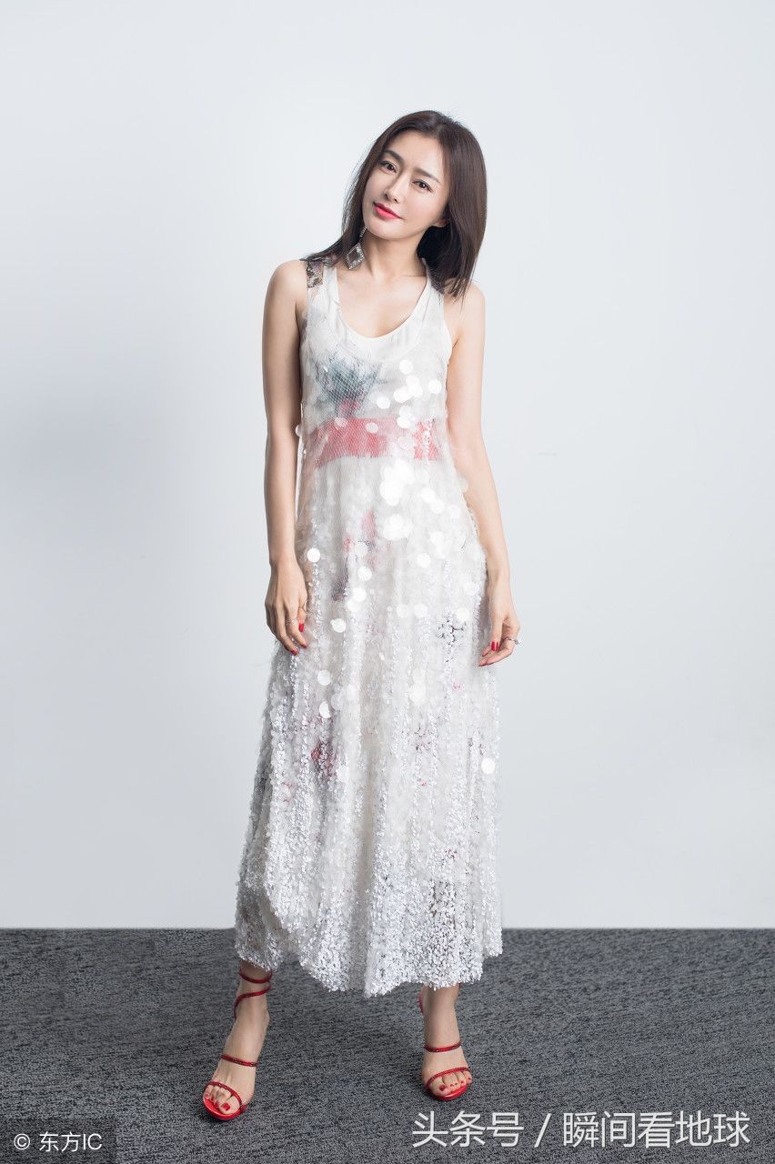 近看秦岚脚踩红色高跟鞋很有魅力