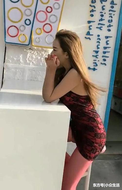 街拍：小姐姐穿上恨天高，高挑迷人，走路也特别的养眼!