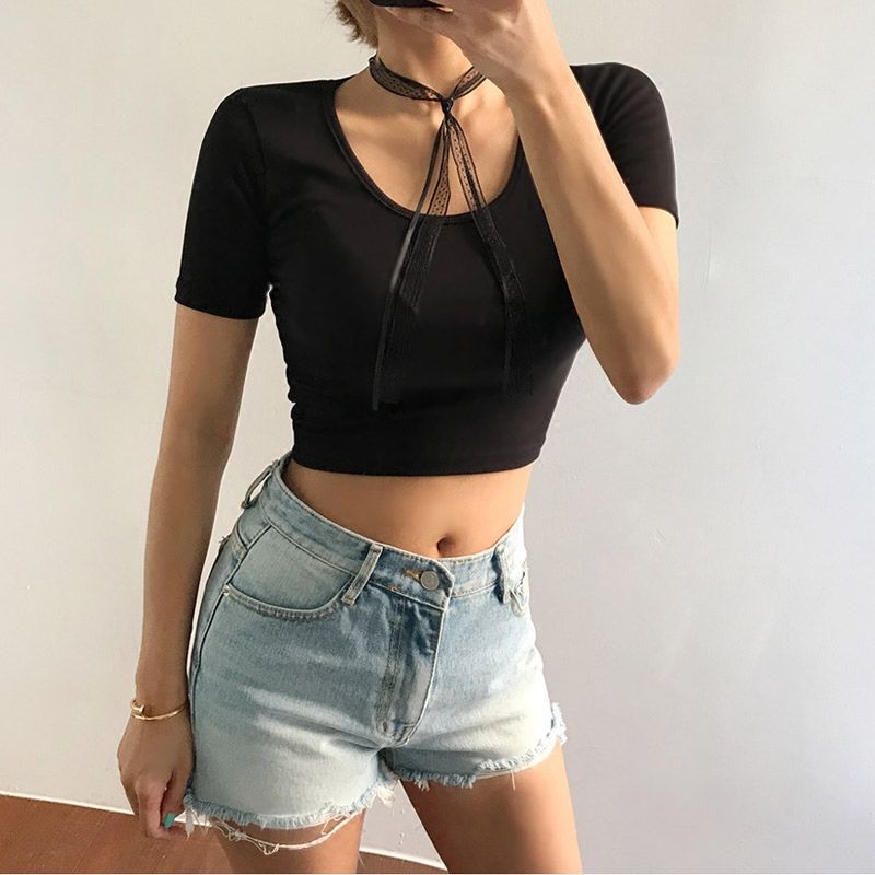 时尚辣妈身材太好了!穿上紧身T恤，尽显身材丰满超性感