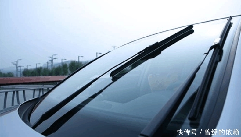  发生：为什么车祸发生时, 雨刷会自己快速摆动