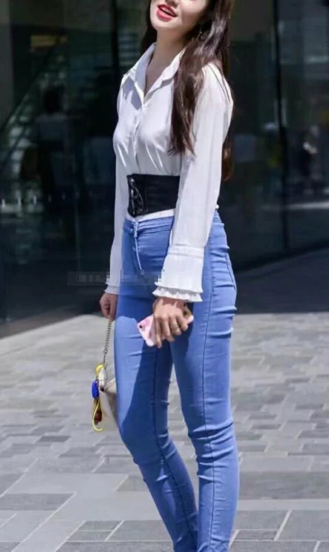 气质小姐姐，高腰紧身牛仔裤尽显饱满臀线，上衣衬衫打造知性女性