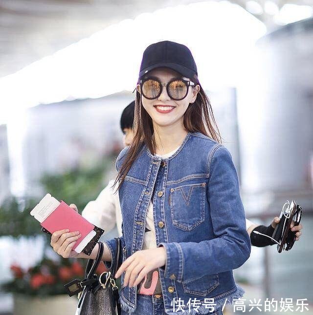 唐嫣和杨颖同穿牛仔套装，一个魅力爆棚，一个颇有女强人的风范！
