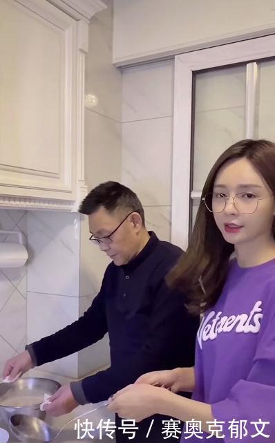 奶茶:沈梦辰带父亲做奶茶,穿家居服显可爱,这么肥的衣服像是杜海涛的