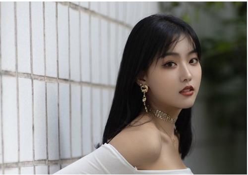  【轻松】看着卷发就头疼？赶紧去美发店做离子烫，轻松摆脱自然卷