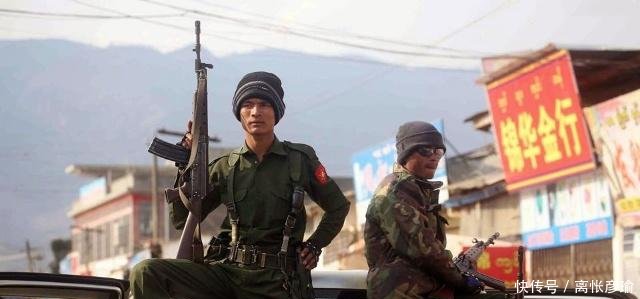 缅军在果敢乡间的“亲善”摆拍