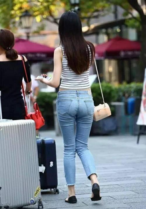 女神时尚：浪漫时尚的牛仔裤姑娘，尽显高挑身材，魅力十足！