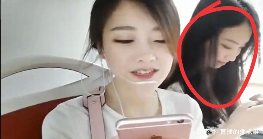 斗鱼冯提莫公交车上唱英文歌,网友:边上座位的