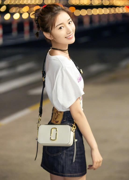 又认不出毛晓彤了，换个发型如整容，但双腿变更长了!