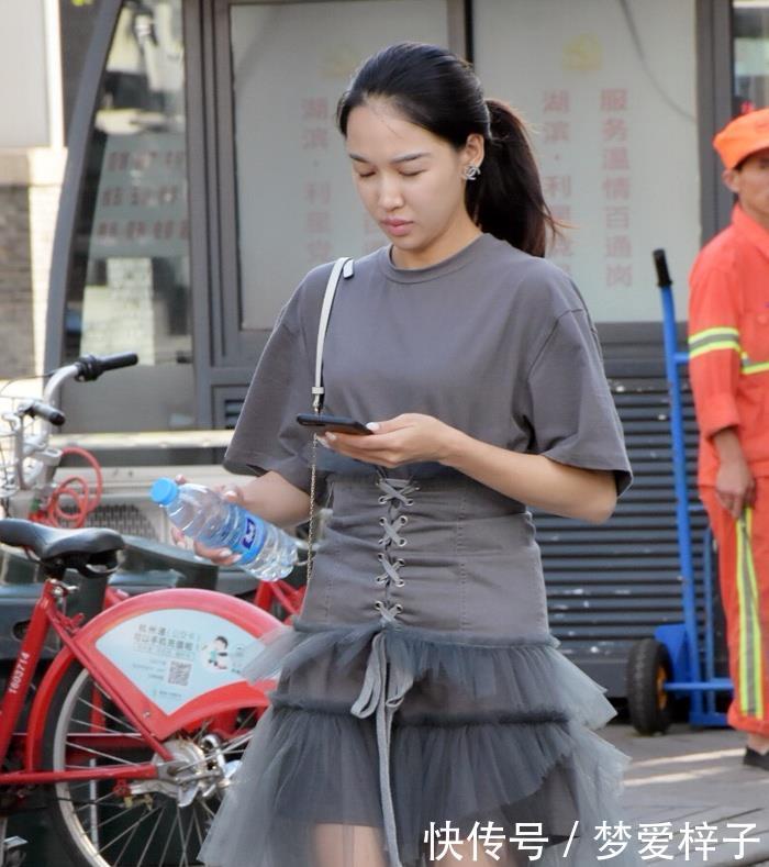 【 身穿】长袖白衬衫，清爽宜人，街拍：小姐姐身穿渔夫帽搭配黑色短皮裙