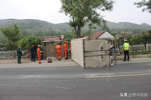 『事故』撞树翻车人员受伤被困“警医联动”搭建生命通道