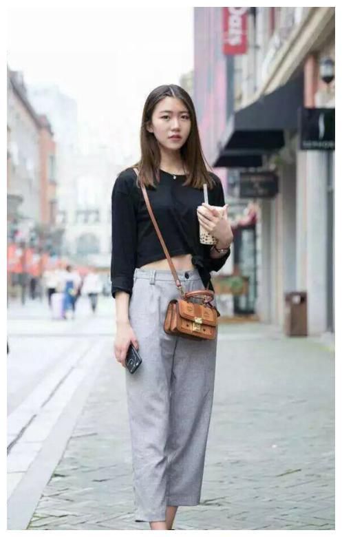 街拍:在阳光的照耀下,小姐姐的美腿是那么的吸睛