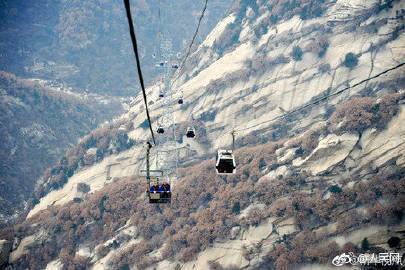 华山绝壁上的天路医生,比胆量更比细心,网友神评论