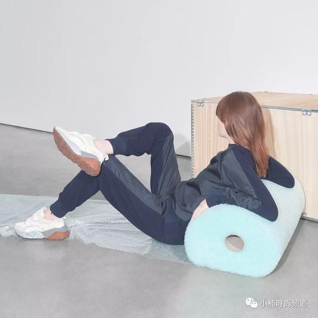 球鞋新趋势：厚底设计搭上运动风，修饰身材还兼具舒适感