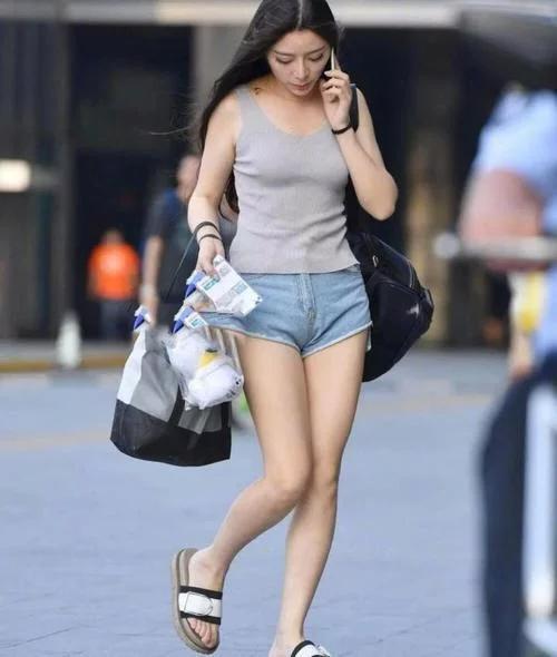 街拍美女 穿淡粉色露脐短袖t恤的长发美女 别有韵味