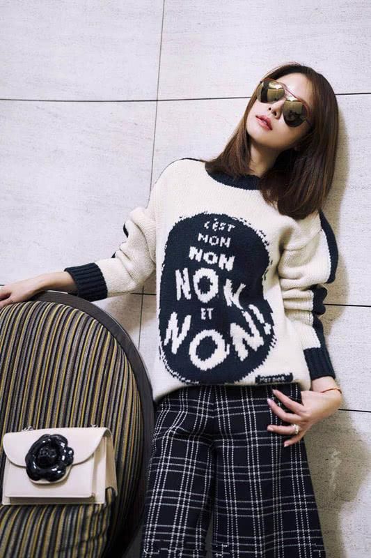 林心如启程纽约时装周，又穿格子阔腿裤，连机场造型都好时髦啊！