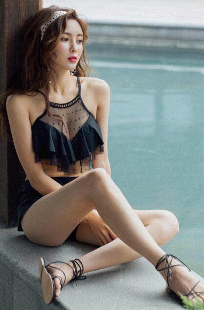 盛夏！漂亮的小姐姐身穿性感的泳衣！成为海边的靓丽的风景线！