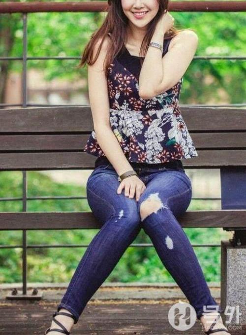 街拍，女神时尚的穿搭令人赏心悦目，成为街上一道靓丽的风景线