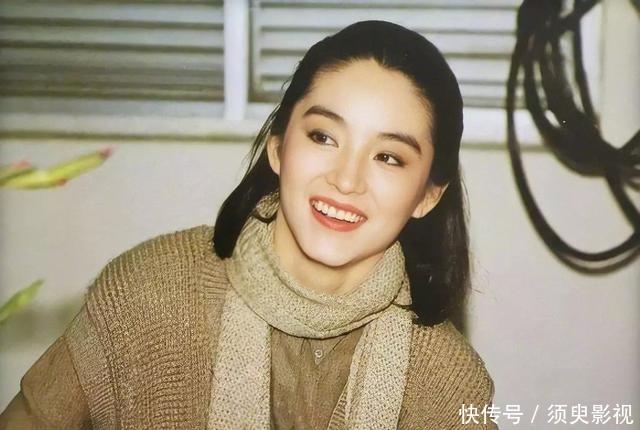 『 优雅』红裙难掩身材发福,这才是65岁的真实模样,林青霞真的“老了”