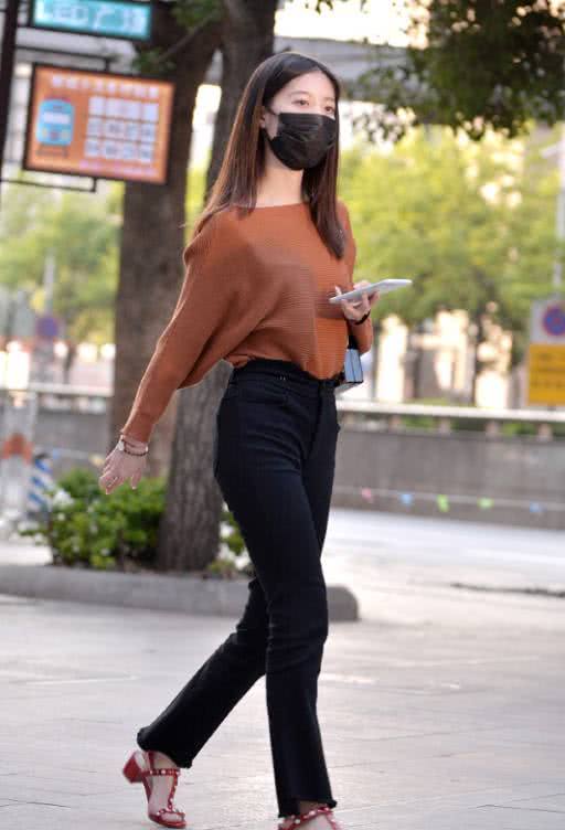 街拍：知性时尚成熟的小姐姐，格外的时尚靓丽迷人！