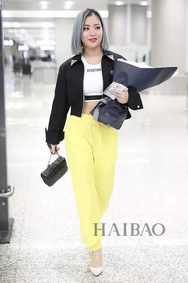 李小璐高调复出靠母女装扮嫩?刘雯一裤两穿太会搭…【海报街拍】