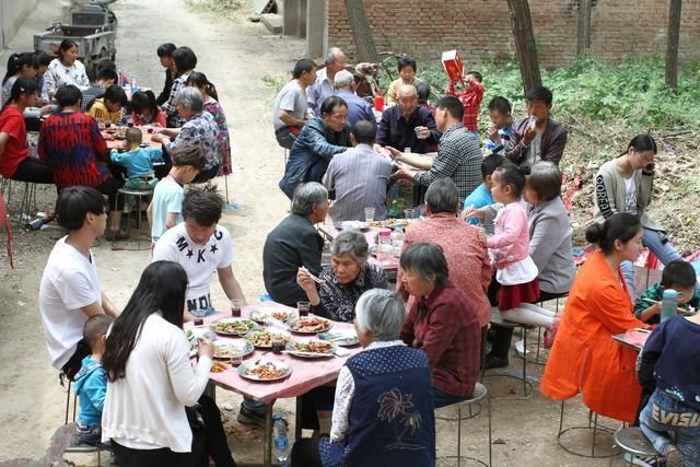  酒席■农村出现冷席怪象，农民出了份子钱，却不愿到场吃饭，什