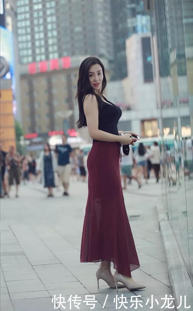 清爽@街拍:脚上搭配上一双一字带的高跟凉鞋,清爽又时尚,还带着无限的魅力