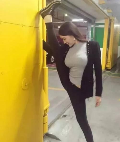 街拍:美女一身穿着休闲又时尚,让人眼前一亮。