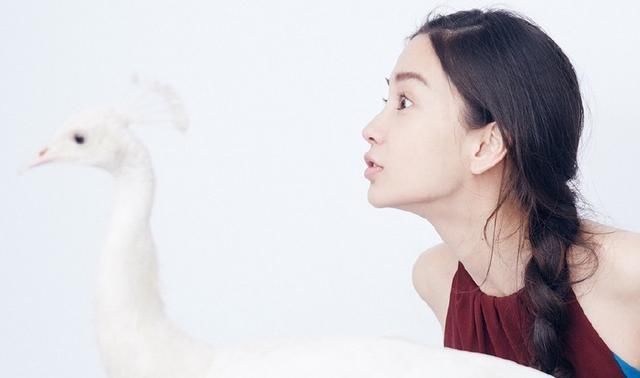 脸上有这4个特点的女生，会特别“耐看”，素颜比化妆更“抢眼”