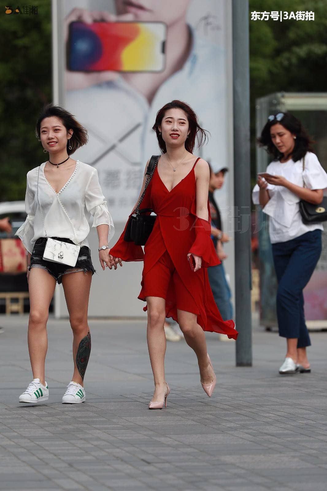 北京街拍:夏日两朵“红玫瑰”，大方迷人pk优雅冷艳，你选哪个