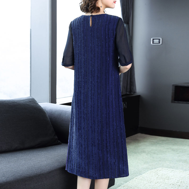 新发现一种裙叫:“波斯蓝”，70后穿白美嫩，80后穿精致有范