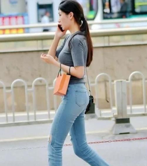  「美女」美女时尚街拍：明眸善睐的美女，一件灰色短袖配浅色牛仔裤，青春活力气息